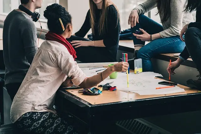 Las mejores actividades recreativas en español para disfrutar en grupo