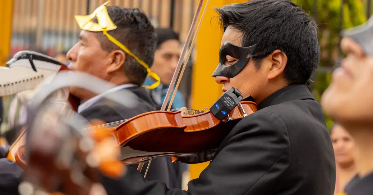 Cómo organizar una noche de música en español perfecta