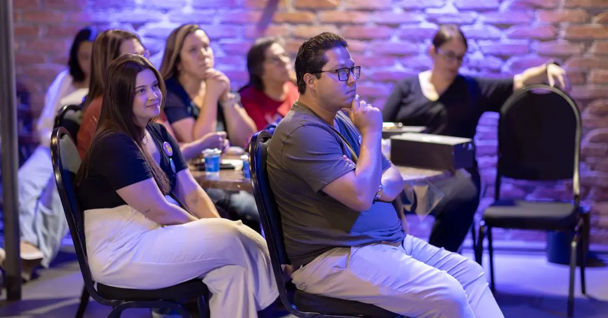 Cómo organizar una noche de trivia en español con amigos