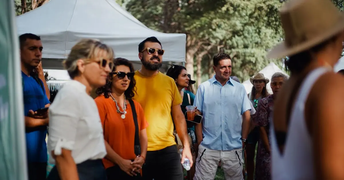 Las mejores actividades al aire libre en español para disfrutar con amigos