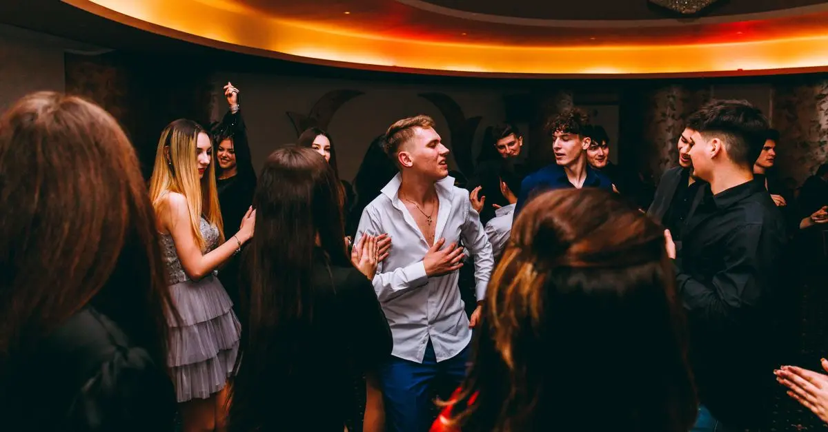 Cómo organizar una velada de karaoke en español: guía práctica