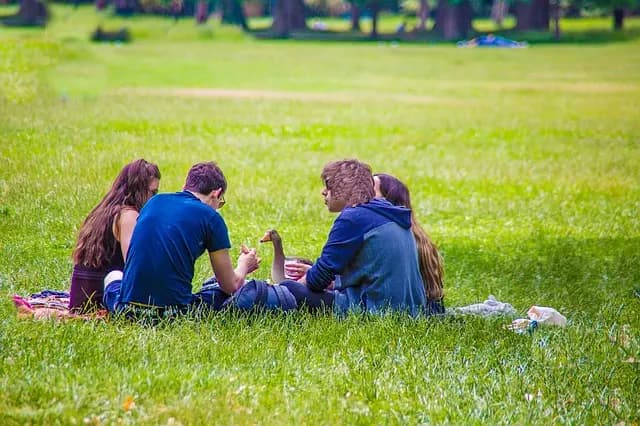 10 actividades recreativas en español para disfrutar con amigos