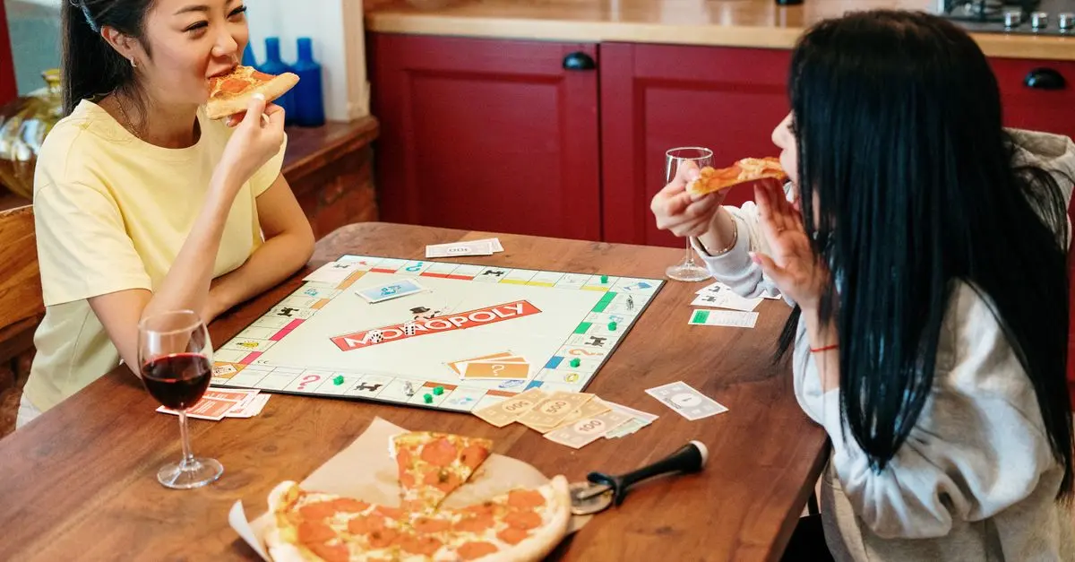 Cómo organizar una noche de juegos de mesa en español: guía completa