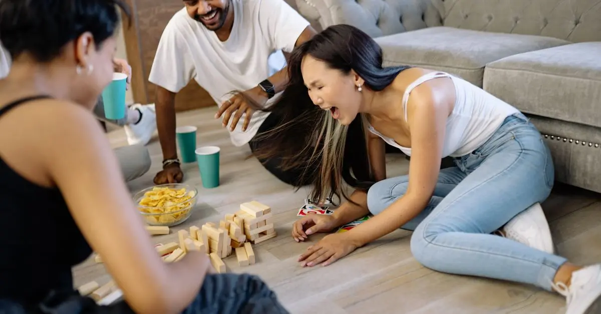 Cómo organizar una noche de juegos de mesa en español: guía completa