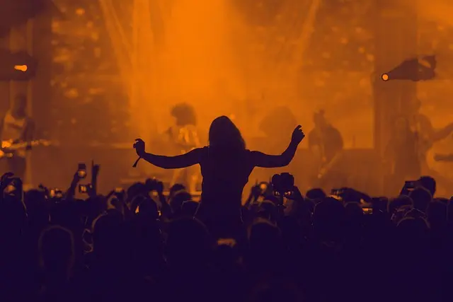 Cómo organizar una noche de karaoke en español: guía práctica