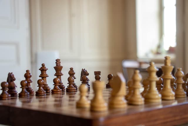 Cómo organizar una noche de juegos de mesa en español: guía completa