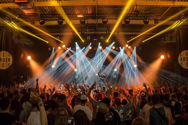 Cómo organizar un maratón de música en español: guía práctica