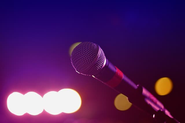 Cómo organizar una noche de karaoke en español: guía práctica
