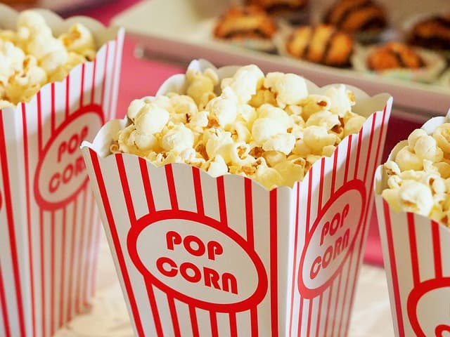 Cómo organizar una noche de cine en español perfecta